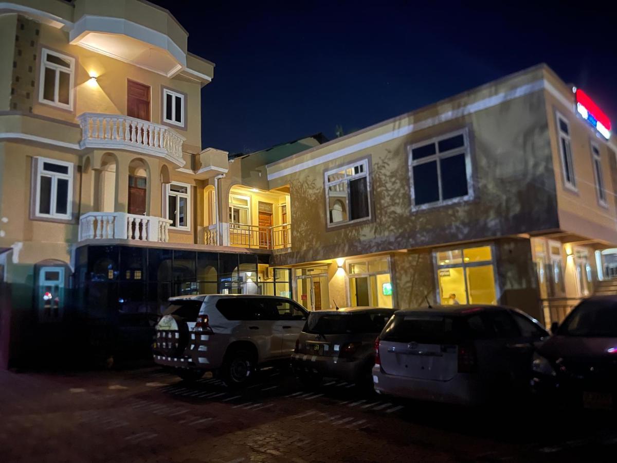 Moments Park Motel ダル・エス・サラーム エクステリア 写真